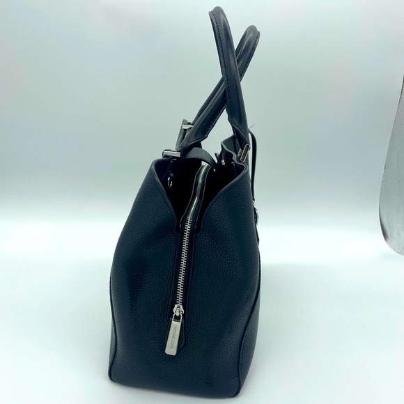 🎉🎉🎉SOLD🎉🎉🎉Black & Silver Michael Kors Purse - Picture 6 of 10